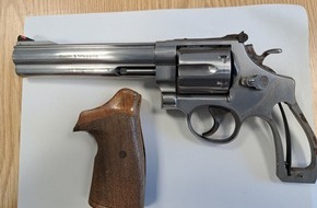 Hauptzollamt Regensburg: HZA-R: Z&ouml;llner aus Selb entdecken Waffen, Munition und Gegenst&auml;nde mit verfassungswidrigen Kennzeichen / Zwei Reisende vorl&auml;ufig festgenommen