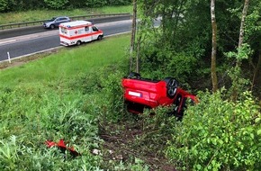 Polizeidirektion Trier: POL-PDTR: Erheblicher Sachschaden nach Verkehrsunfall auf regennasser Fahrbahn