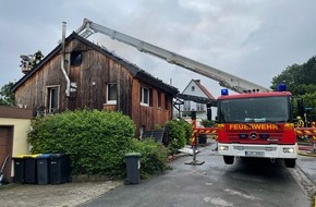 Freiwillige Feuerwehr Horn-Bad Meinberg: FW Horn-Bad Meinberg: Wohnhaus durch Feuer komplett zerstört - Feuerwehr 10 Stunden im Einsatz