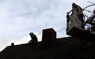 Freiwillige Feuerwehr Bedburg-Hau: FW-KLE: Ohne Gegenwehr: Feuerwehr rettet Katze vom Dach