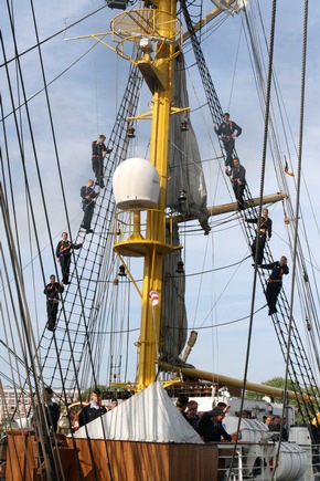 Deutsche Marine - Pressemeldung: Aktuelle Fotos vom Auslaufen der &quot;Gorch Fock&quot;