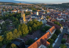 „Live im Schloss“ begeistert Besucher und setzt dickes Ausrufezeichen für Fortsetzung - 20.000 Musikfans bei neuer Konzert-Reihe in Bad Mergentheim