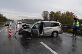 Polizeidirektion Kaiserslautern: POL-PDKL: A6/Landstuhl, Nach Reifenplatzer in die Schutzplanken gekracht