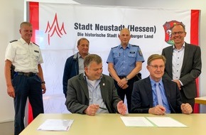 Polizeipräsidium Mittelhessen - Pressestelle Marburg-Biedenkopf: POL-MR: Sicherheitskonzept für Neustadt; Polizeipräsident Bernd Paul, Leitender Kriminaldirektor Frank Göbel und Bürgermeister Thomas Groll unterzeichnen gemeinsame Vereinbarung