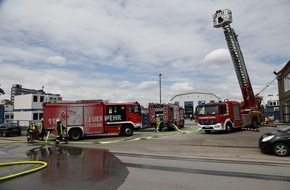 Feuerwehr Essen: FW-E: Flachdach einer leerstehenden Gewerbehalle geht in Flammen auf - keine Verletzten