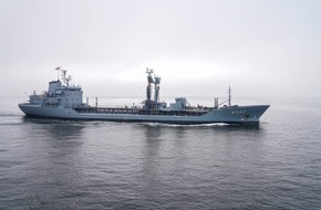 Presse- und Informationszentrum Marine: Betriebsstofftransporter "Rhön" als Teil des NATO-Verbandes in der Ostsee