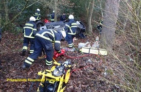 Feuerwehr Plettenberg: FW-PL: Plettenberg OT Erkelze. PKW-Fahrer musste von der Feuerwehr aus seinem Fahrzeug befreit werden.