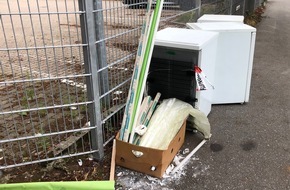 Polizeidirektion Bad Segeberg: POL-SE: Elmshorn - Kühlschränke und Leuchtstoffröhren abgelagert