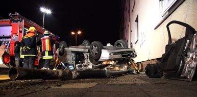 Feuerwehr Essen: FW-E: Verkehrsunfall in Essen-Frohnhausen, Mercedes Kombi liegt auf Dach, Fahrerin eingeschlossen