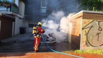 FW-Velbert: Brand eines VW-Käfers in Velbert-Langenberg