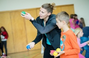 DAK-Gesundheit: Fotos anbei! fit4future: Hessischer Gesundheitsminister Grüttner und Siebenkämpferin Schäfer machen Schüler in Frankfurt fit