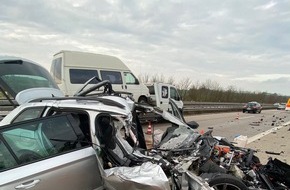 Polizeidirektion Kaiserslautern: POL-PDKL: PKW fährt gegen LKW ... Fahrer schwerverletzt