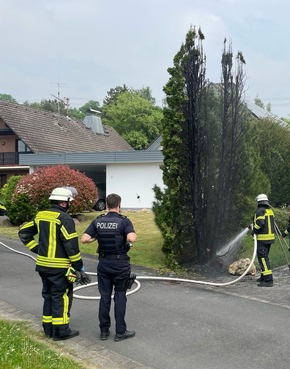 FW Hennef: Um Haaresbreite - Abflammgerät sorgt für Feuerwehreinsatz