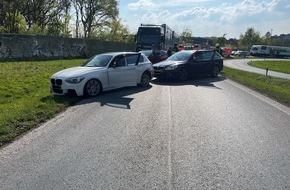 Polizei Bielefeld: POL-BI: PKW-Fahrer fährt auf Pannenfahrzeug auf