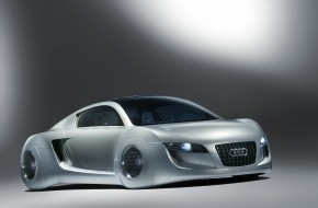 Audi AG: Ein Audi für das Jahr 2035: In "I, ROBOT" geht Will Smith mit dem Sportcoupé Audi RSQ auf Verbrecherjagd