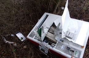 Polizei Minden-Lübbecke: POL-MI: Unbekannte hinterlassen aufgebrochenen Zigarettenautomaten in Waldstück
