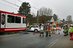 Feuerwehr Dortmund: FW-DO: Kollision zwischen PKW und Straßenbahn auf der Marsbruchstraße // Zwei Verletzte ins Krankenhaus transportiert