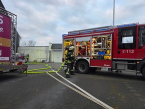 FW-AR: Intensive Jahresübung: Brand in altem Drogerie-Gebäude