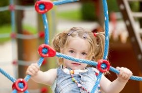 DVAG Deutsche Vermögensberatung AG: Kindersicherheitstag: Rundum sicher auf Spielplätzen toben (BILD)