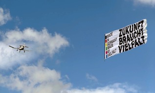 Made in Germany - Made by Vielfalt: "Zukunft braucht Vielfalt": Klare Botschaft am Himmel &uuml;ber Sachsen-Anhalt / Bannerflug setzt sichtbares Zeichen der Kampagne "Made in Germany - Made by Vielfalt" im Umfeld der Landtagswahlen