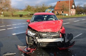 Polizei Minden-Lübbecke: POL-MI: Autofahrerin zieht sich bei Kreuzungsunfall schwere Verletzung zu