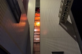 Feuerwehr Helmstedt: FW Helmstedt: Feuer in Kl&auml;rschlammverbrennungsanlage: Einsatzkr&auml;fte bek&auml;mpfen Brand auf mehreren Ebenen