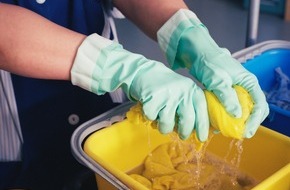 BG BAU Berufsgenossenschaft der Bauwirtschaft: Corona-Virus-Pandemie - Coronavirus: "Wischen statt Sprühen" - Hinweise für Beschäftigte des Reinigungsgewerbes