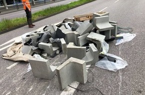 Polizeidirektion Trier: POL-PDTR: Unfall Brückenkopf Römerbrücke umgekippter Anhänger
