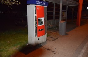 Polizeiinspektion Hameln-Pyrmont/Holzminden: POL-HM: Fahrkartenautomat am Bahnhof in Hessisch Oldendorf gesprengt