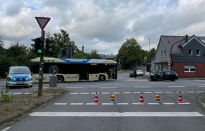 Kreispolizeibeh&ouml;rde Oberbergischer Kreis: POL-GM: Bus st&ouml;&szlig;t mit Auto zusammen