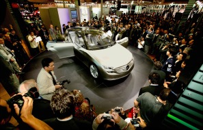 Daimler AG: Neues Mercedes-Forschungsfahrzeug F 500 Mind zeigt Automobiltechnologie von übermorgen