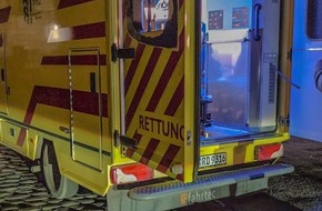 Feuerwehr Dresden: FW Dresden: Gewalt gegen Rettungskräfte - Patient bedroht Rettungskräfte und beschädigt Rettungswagen