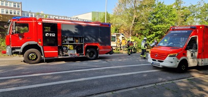 Feuerwehr Oberhausen: FW-OB: Krankentransportwagen verunfallt auf der Sterkrader Straße - Vier verletzte Personen