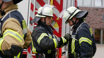 FW Celle: 16 neue Feuerwehrleute ausgebildet - Truppmannausbildung Teil 1 in Celle abgeschlossen