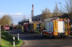 Feuerwehr Kleve: FW-KLE: Brand in verrauchtem Industriegebäude konnte gefunden und gelöscht werden