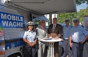 Polizei Essen: POL-E: Mülheim an der Ruhr: Polizeipräsident Frank Richter begrüßt Oberbürgermeister Ulrich Scholten an der Mobilen Wache