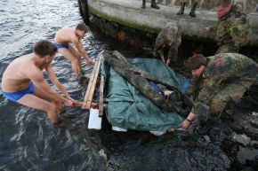 Deutsche Marine - Bilder der Woche: Holzbalken als ständiger Begleiter - Führungstraining der Marineoffiziersanwärter im Gelände