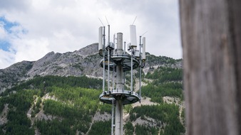 Telekom nimmt ersten autarken Mobilfunkstandort in Bayern in Betrieb