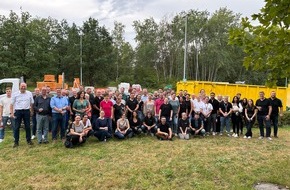 REHAU Industries SE & Co. KG: Gut für die Umwelt:  REHAU Beschäftigte sammeln in Eltersdorf 43 Säcke Müll