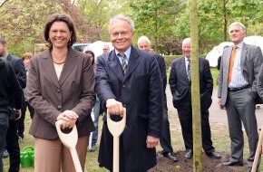 Fielmann AG: Tag des Baumes 2009: Bundesministerin Ilse Aigner und Günther Fielmann pflanzen Stieleiche im Berliner Tiergarten