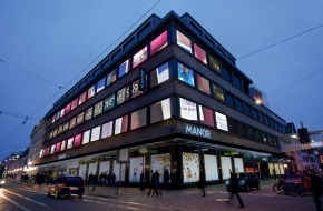 Manor AG: Basilea come Times Square - con una straordinaria installazione artistica e Pia MYrvoLD da Manor nella Greifengasse