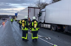 Feuerwehr Schwelm: FW-EN: Verkehrsunfall auf der BAB 1 mit drei LKW