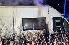 Polizei Hagen: POL-HA: Fahrzeugbrand auf der Weststra&szlig;e - Kleintransporter aus unbekannten Gr&uuml;nden in Flammen