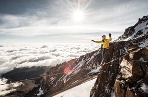 medi GmbH & Co. KG: Mit "E+motion" zum Weltrekord am Kilimandscharo / medi Testimonial Stephan Siegrist begeht höchstgelegene Highline