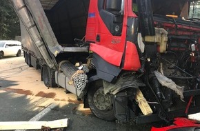 Polizei Bielefeld: POL-BI: Sattelzug verliert Stahlstangen bei Auffahrunfall - massive Verkehrsbeeinträchtigungen