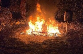 Polizeiinspektion Stade: POL-STD: Unbekannte stecken Parkbank in Horneburg in Brand - Polizei sucht Brandstifter und Zeugen