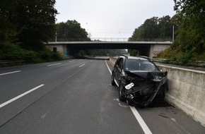 Polizei Bochum: POL-BO: Schwer verletzt: Frau (25) prallt gegen Mittelleitplanke