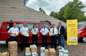 Provinzial Holding AG: Übergabe Unterlagen zur Brandschutzerziehung in Lippischen Grundschulen