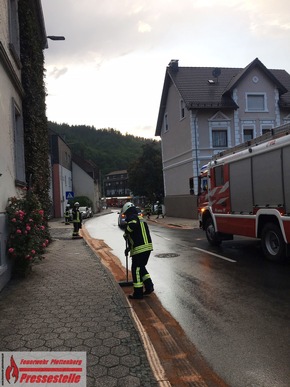 FW-PL: Einsätze der Plettenberger Feuerwehr im Verlauf des Freitags. PKW fährt in umgestürzten Baum.