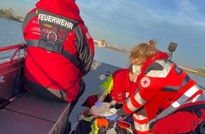 Feuerwehr Landkreis Leer: FW-LK Leer: Notfall auf der Ems - Feuerwehr und Rettungsdienst trainierten den Ernstfall